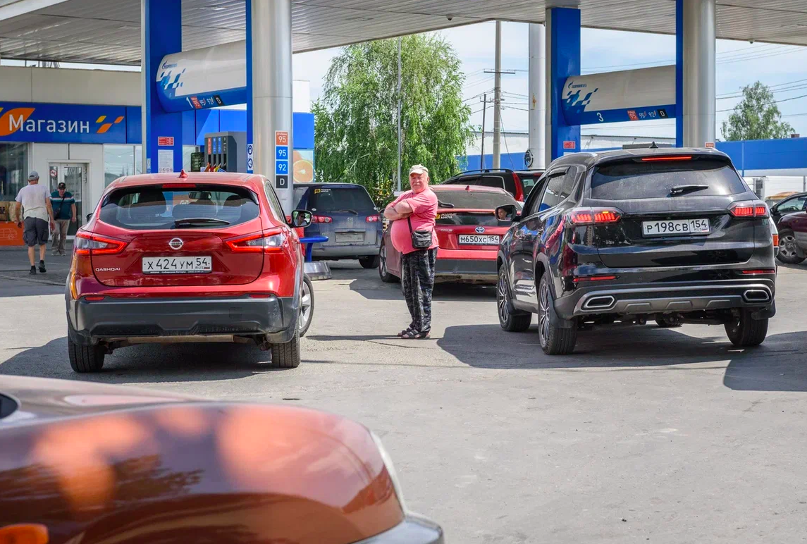 Фото «Ждём бензина четыре дня». На АЗС в Новосибирске образовался пятничный коллапс – цены на топливо взлетели до 170 рублей 14